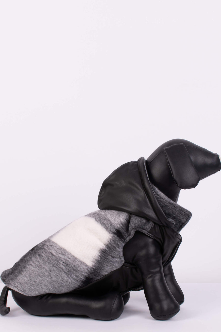 Карирана кучешка дреха с кожени елементи